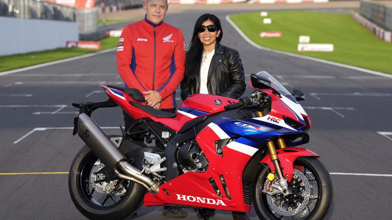 Havier Beltran with DAO Racing team owner Sommai Nantakoon with a Honda CBR1000RR-R. Credit: British Superbike Championship.